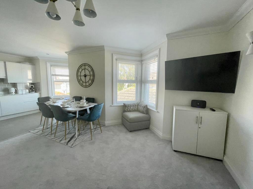 Exquisite Apartment, Stone Throw From The Beach Bournemouth Esterno foto